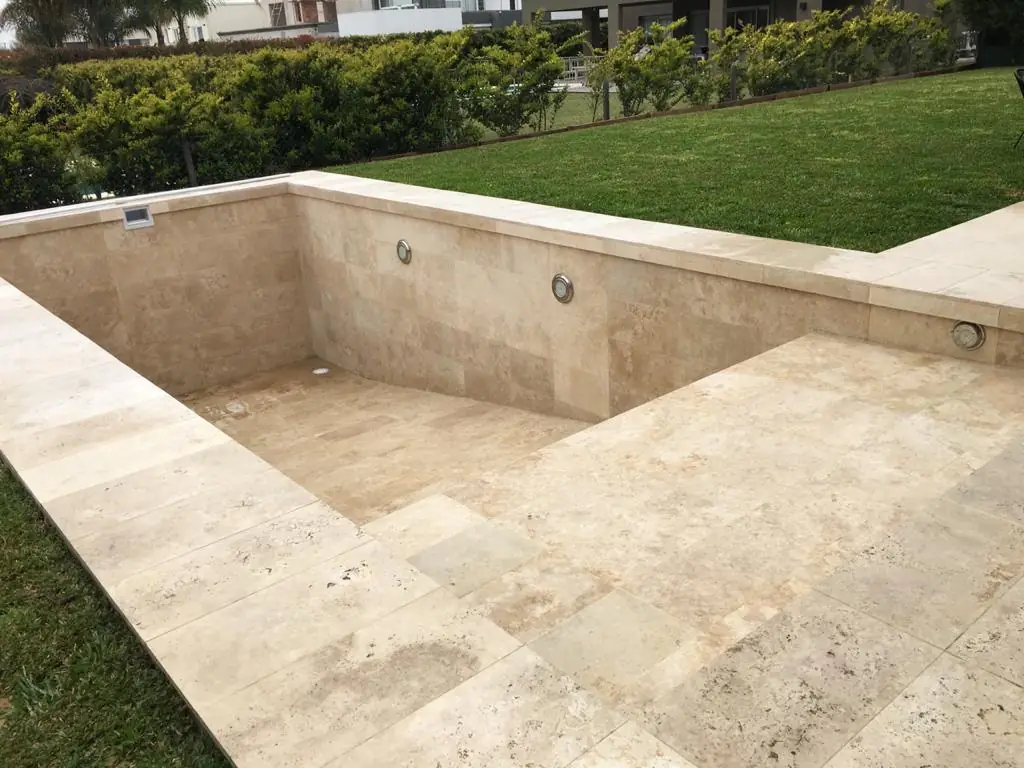 Pileta con playa húmeda en Barrio San Rafael